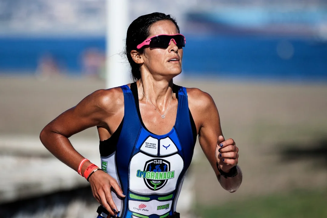 Triathlète en train de courir sur route en segment course à pied avec une foulée cadencée