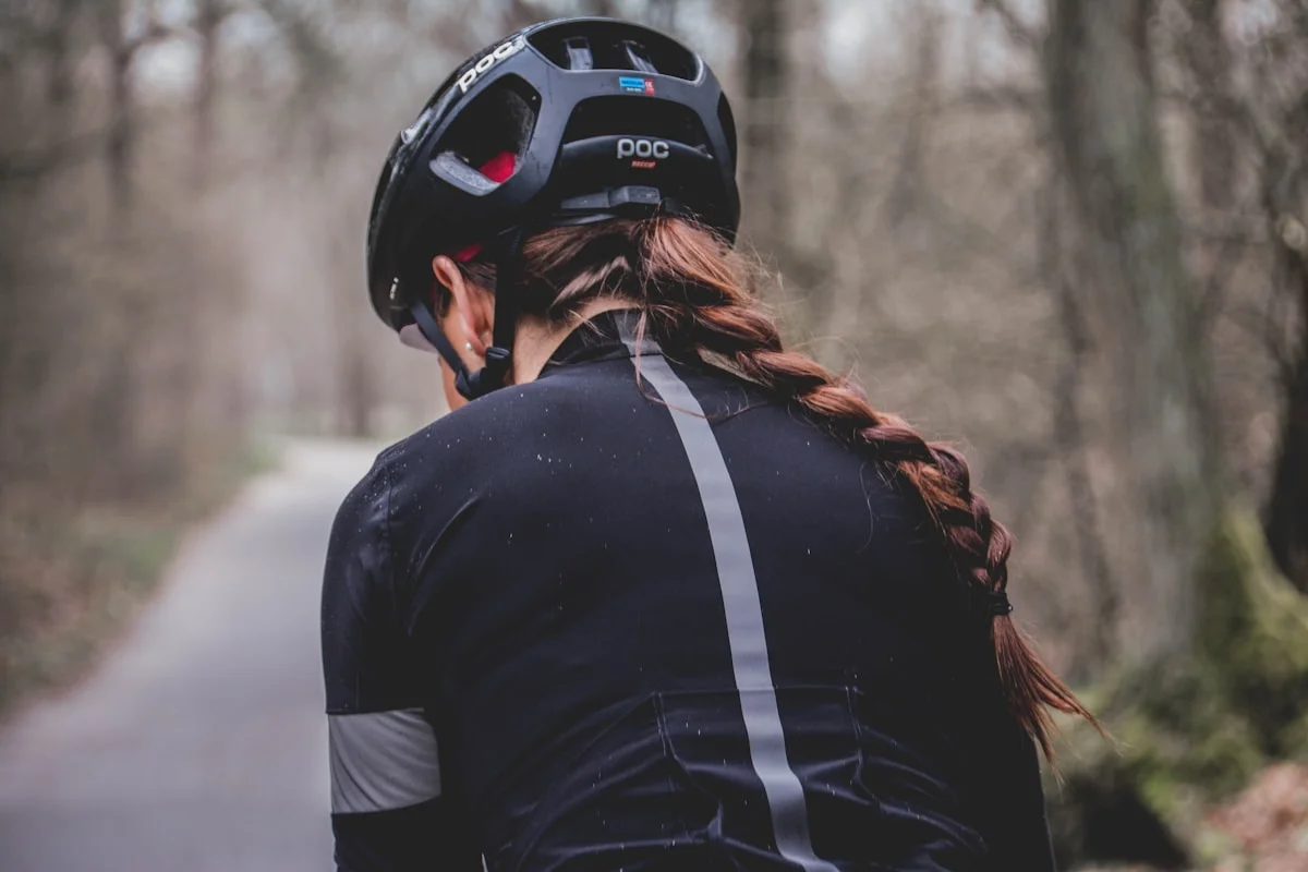 Casque de vélo triathlon posé sur un guidon en zone de transition