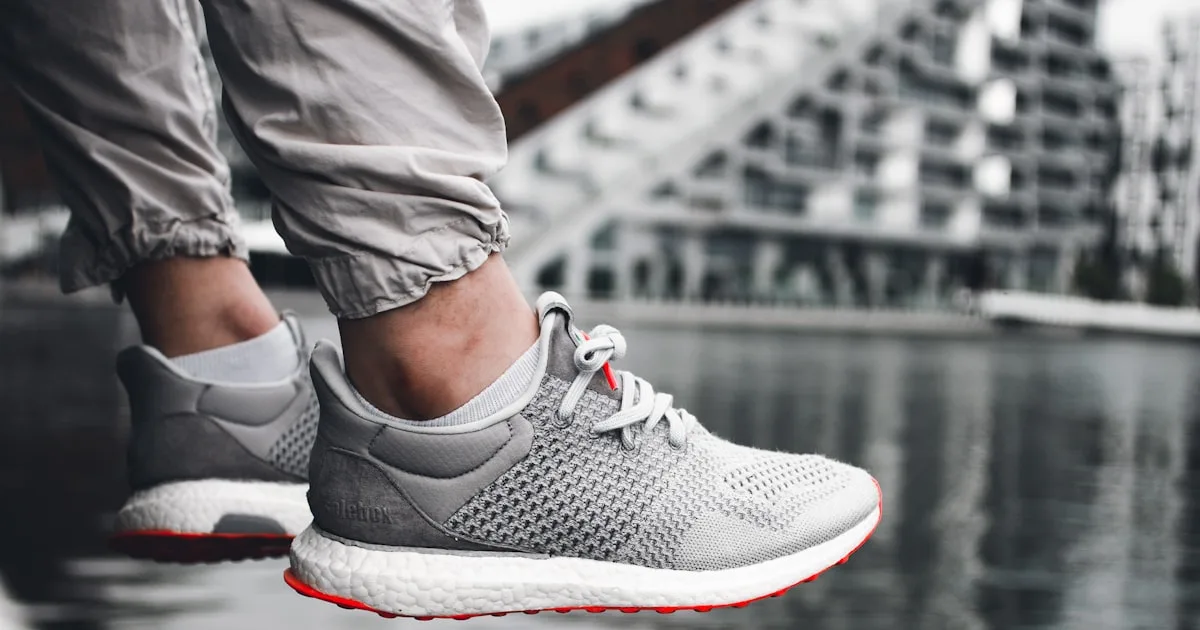Gros plan sur des chaussures de running grises portées lors d'un entraînement