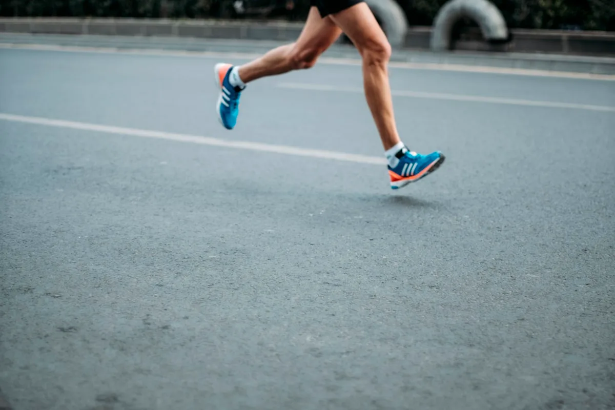 Triathlète en train de chausser ses running shoes en zone de transition