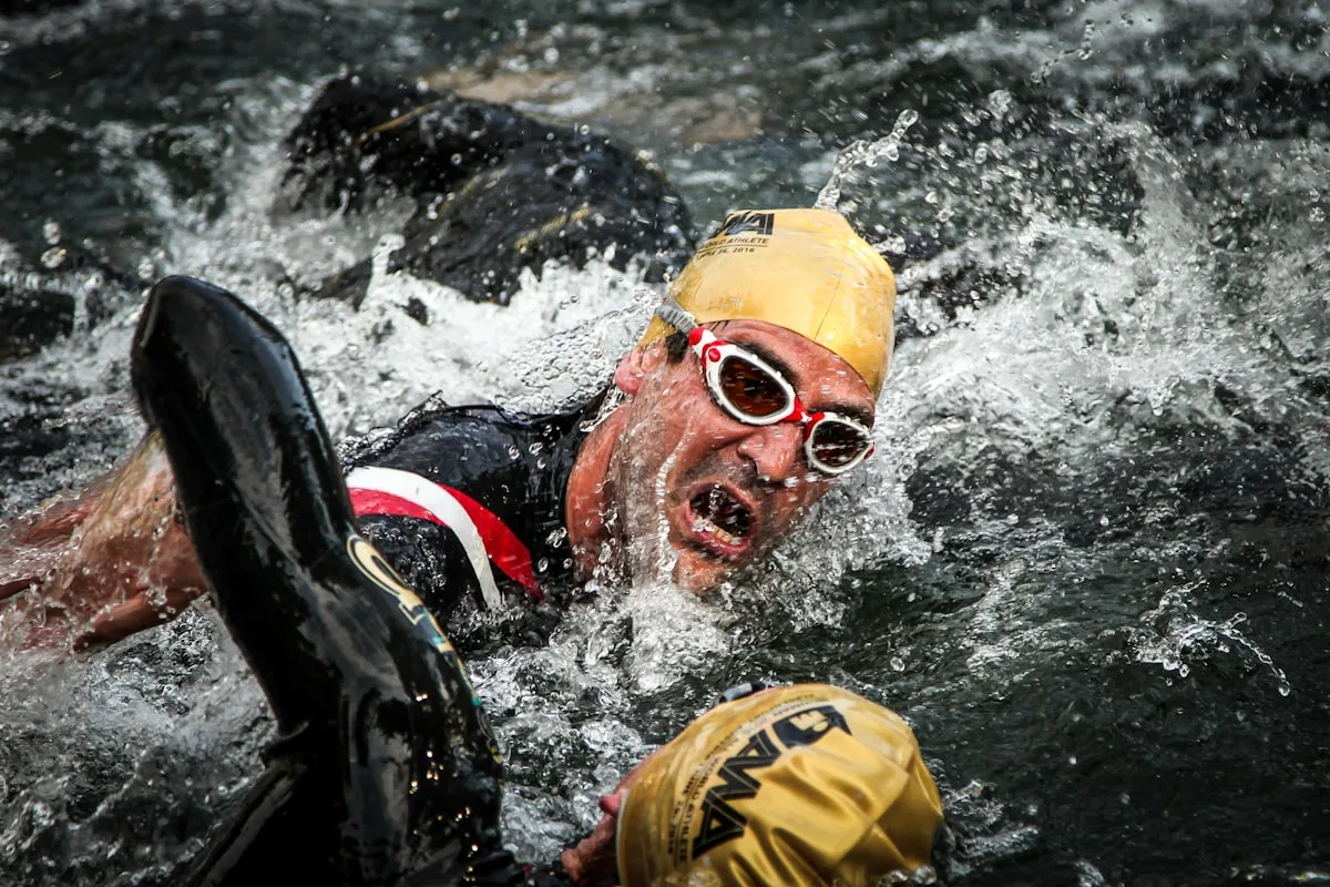 Triathlète en combinaison néoprène prêt à plonger en eau libre