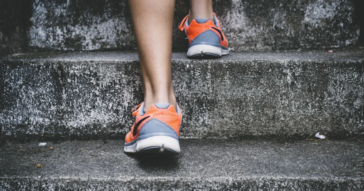 Triathlète en transition T2 changeant de chaussures pour la course à pied