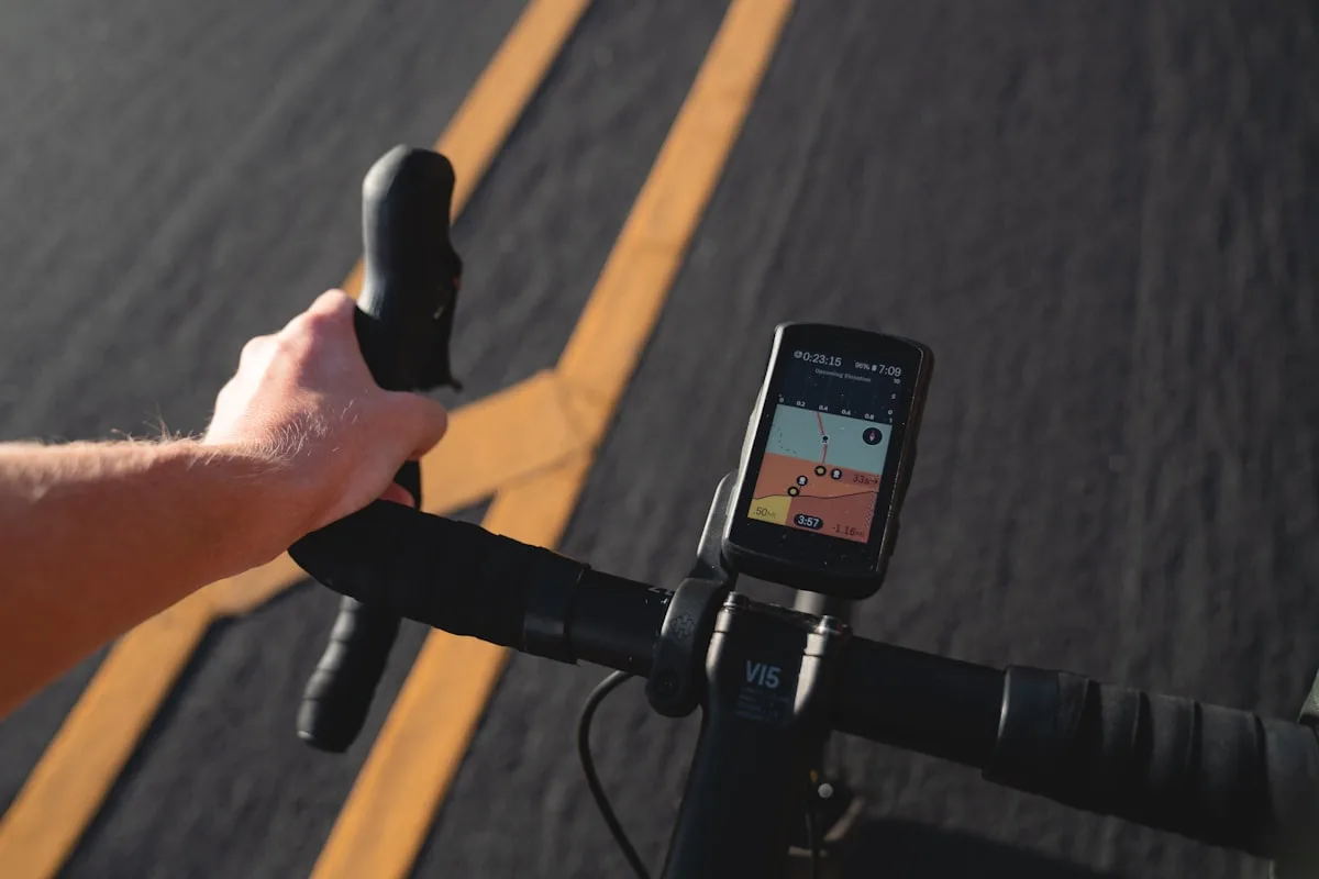 Compteur GPS sur un vélo de triathlon en course