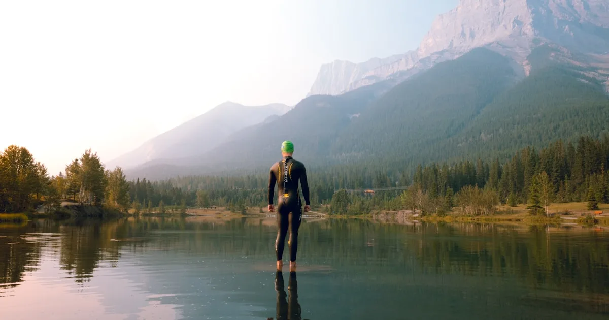 Triathlète en combinaison néoprène prêt à plonger en eau libre