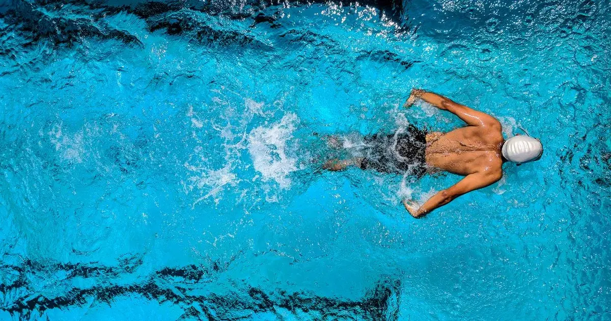 Nageur en piscine vu du dessus avec lunettes de natation