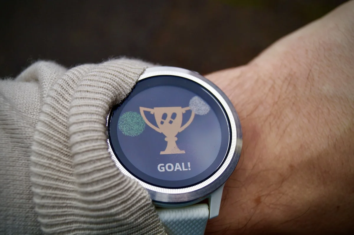 Montre GPS Garmin Forerunner au poignet d'un triathlète en transition
