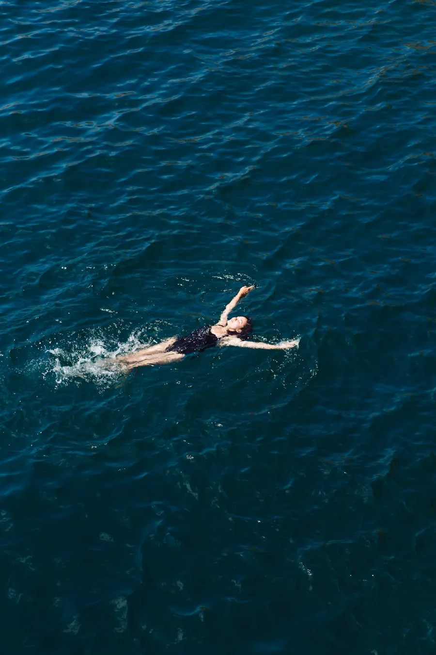 Vue aérienne d'une nageuse en eau libre dans la mer