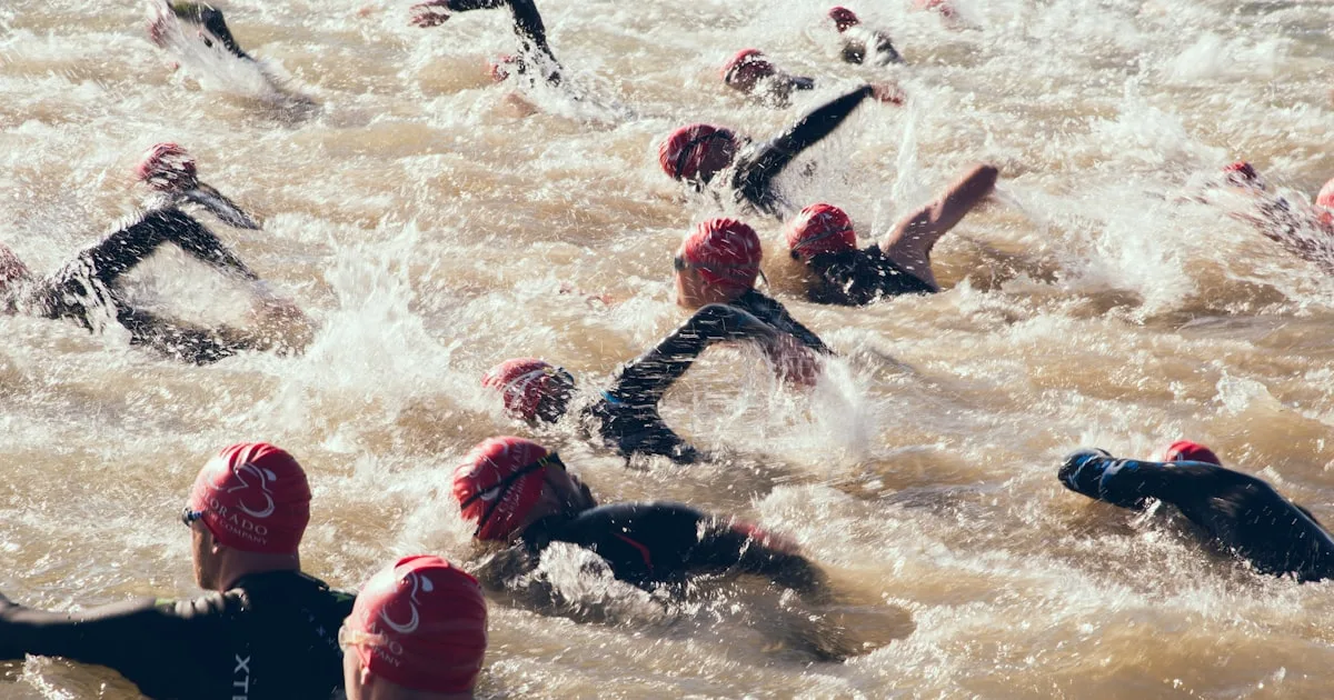 Nageur en eau libre lors de la partie natation d'un triathlon
