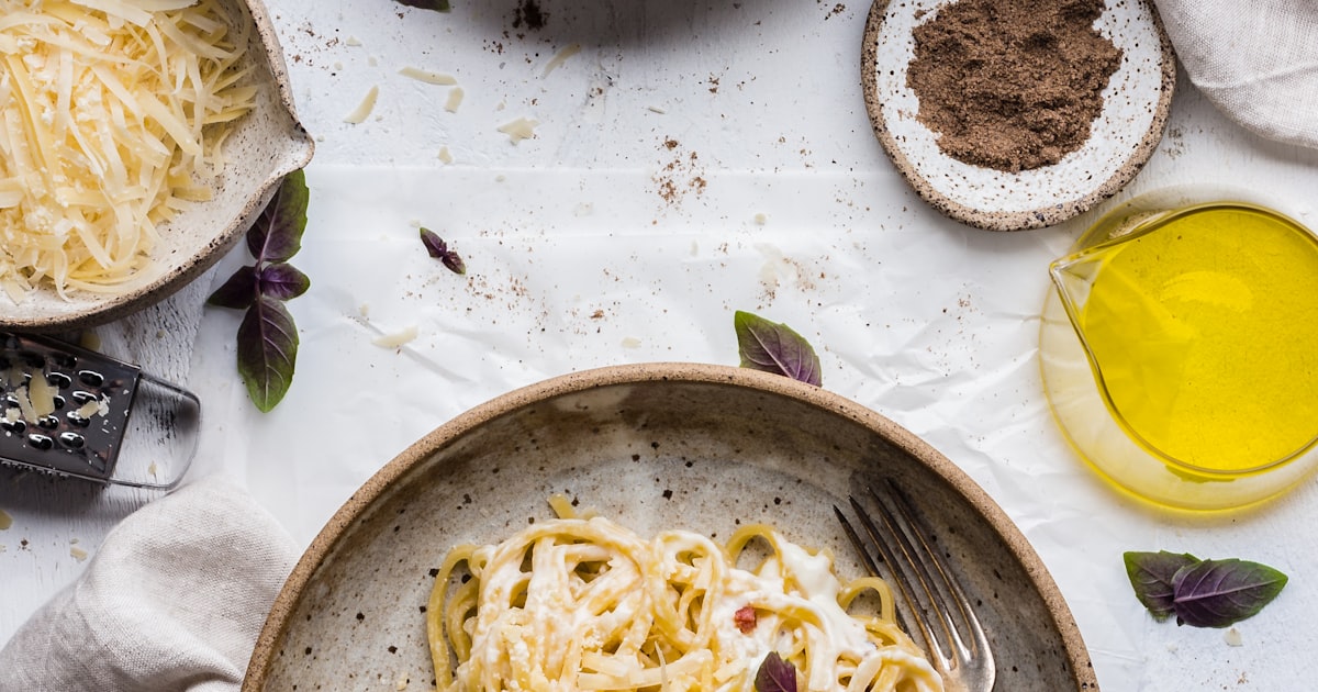 Assiette de pâtes carbonara, repas de la veille avant une compétition