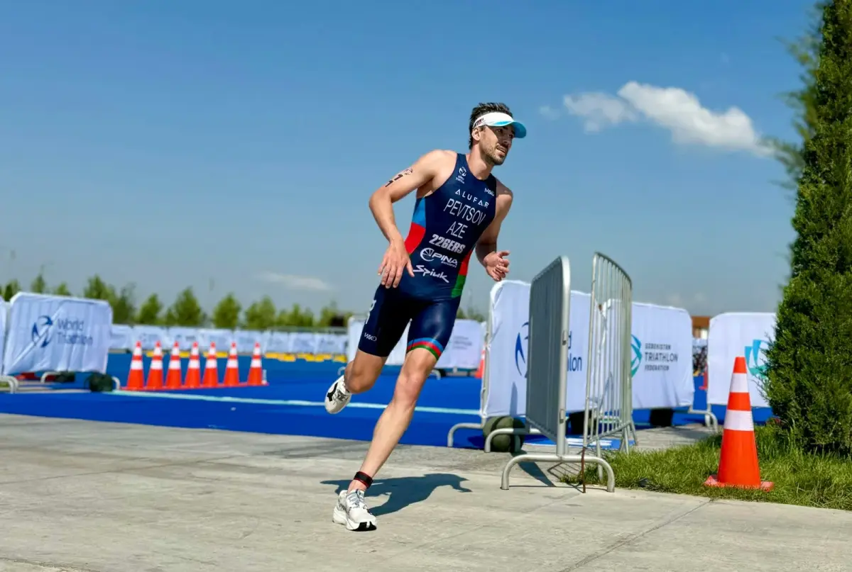 Triathlète en train de courir sur une route en pleine nature
