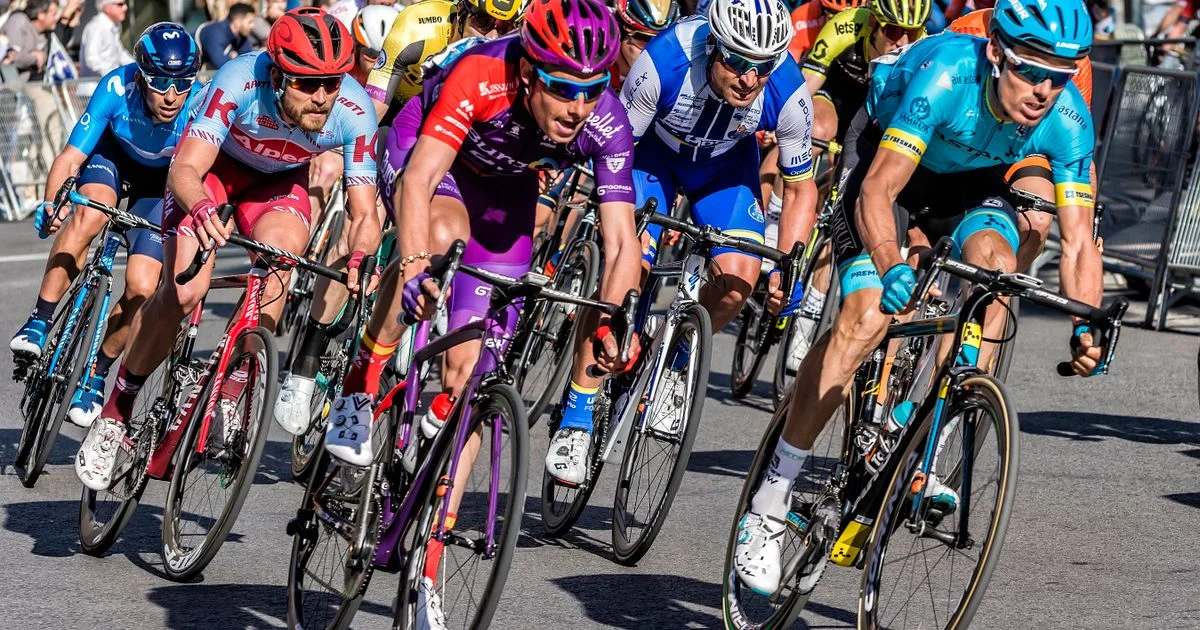 Gros plan sur un pneu de vélo de route gonflé sur une jante carbone