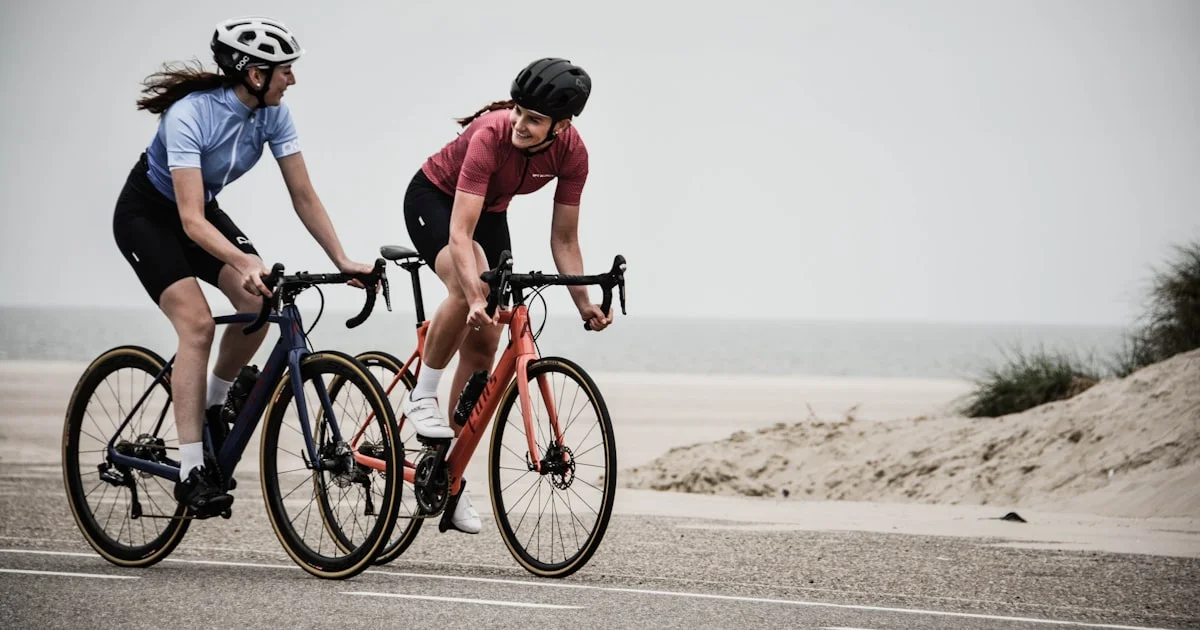 Système porte-bidon aéro entre les bras sur un vélo de triathlon