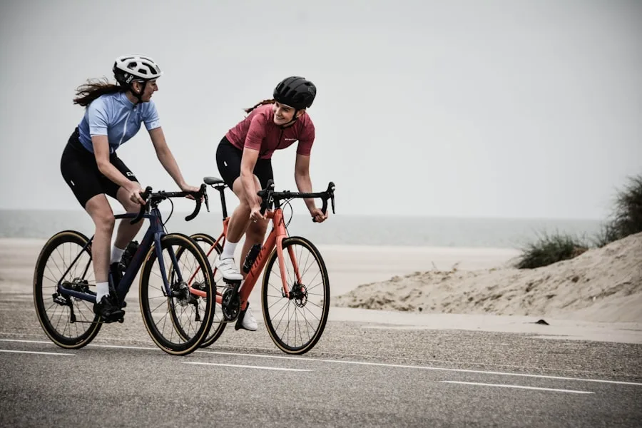 Deux cyclistes en position sur route au bord de la mer