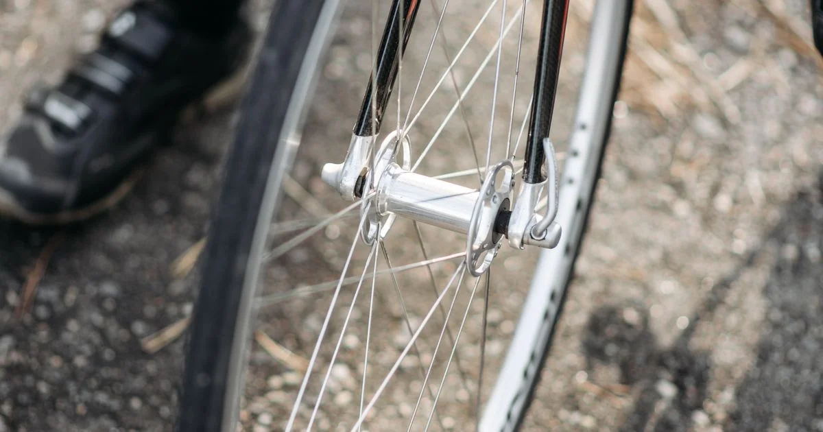 Roues de vélo de triathlon avec jantes hautes posées contre un mur
