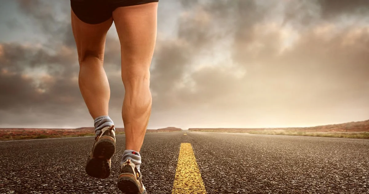 Semelle de chaussure de running posée sur une surface pour illustrer le drop et l'amorti