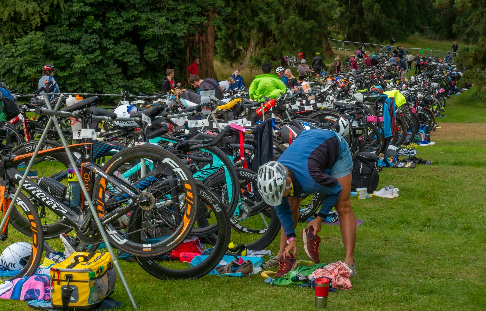 Zone de transition d'un triathlon avec vélos alignés dans le parc
