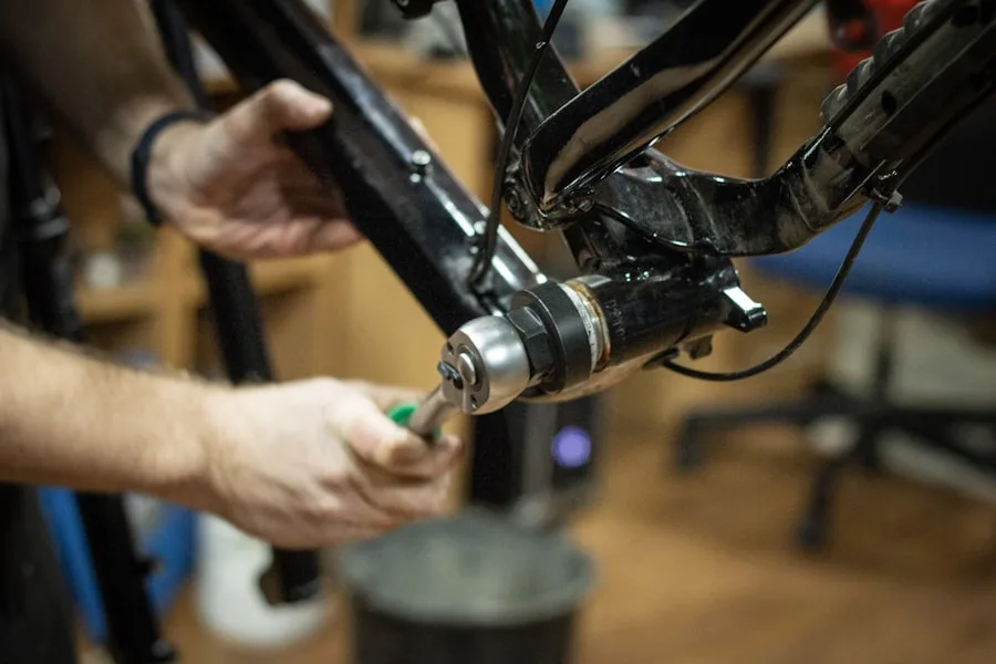 Mécanicien vélo en train de réparer un cadre de vélo