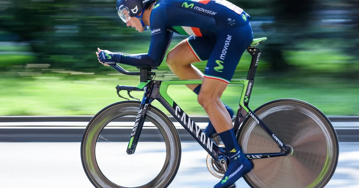 Cycliste en pleine course sur route, motion blur