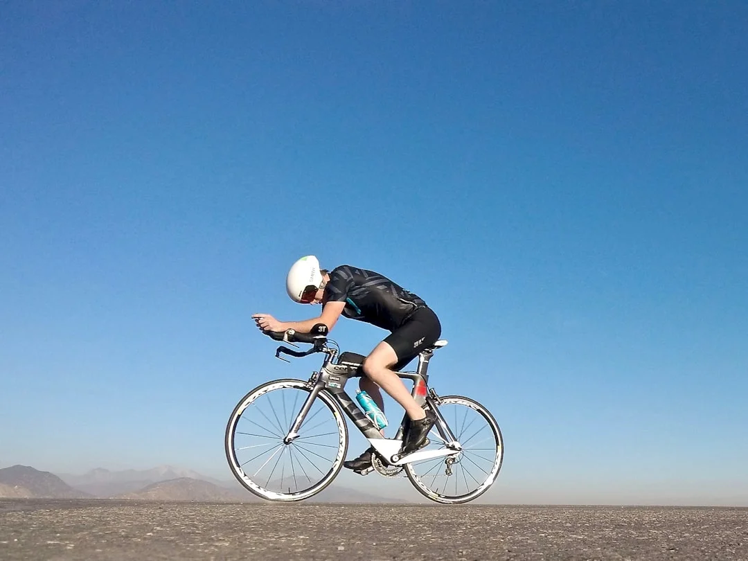 Triathlète en trifonction sur son vélo de route lors d'une compétition